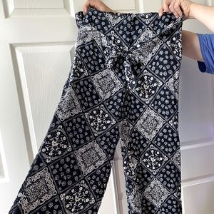 Bandana print wide leg tie waist pants. Cropped.